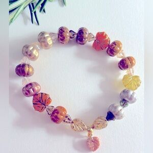 NWOT bracelet Pumpkins & Autumn Leaves bright Czech Glass, charms, stretch Osfm